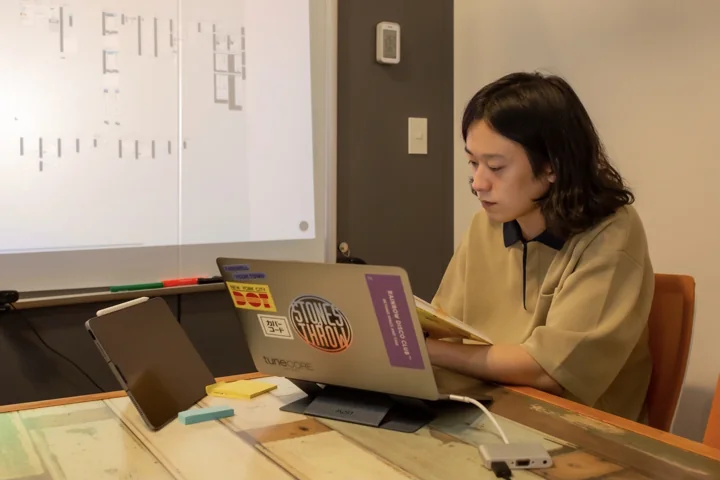 TuneCore Japanのオフィスでパソコンに向かう滝沢将也
